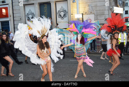 Liverpool, Royaume-Uni. 20 juillet, 2013. Les danseurs de samba en costumes colorés sur Bold Street à Liverpool (Royaume-Uni) prenant part à la fête annuelle de Brazilica Carrnival Parade. L'Brazilica défilé a eu lieu le samedi soir, entre 8 et 21h30, 20 juillet 2013,. Credit : Pak Hung Chan/Alamy Live News Banque D'Images