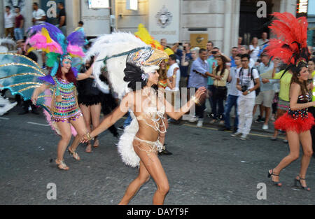 Liverpool, Royaume-Uni. 20 juillet, 2013. Les danseurs de samba font leur chemin vers le bas Bold Street dans le centre-ville de Liverpool. L'Brazilica défilé a eu lieu le samedi soir, entre 8 et 21h30, 20 juillet 2013,. Credit : Pak Hung Chan/Alamy Live News Banque D'Images