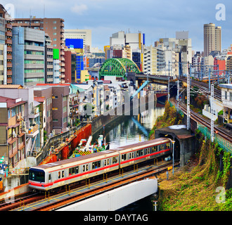 Le métro entre dans un tunnel à Ochanomizu district de Tokyo, Japon. Banque D'Images