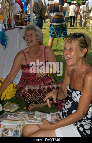 Rire à gogo à Worldham Fête du Village, Hampshire, Royaume-Uni. Dimanche 14 juillet 2013. Banque D'Images