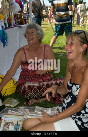 Rire à gogo à Worldham Fête du Village, Hampshire, Royaume-Uni. Dimanche 14 juillet 2013. Banque D'Images