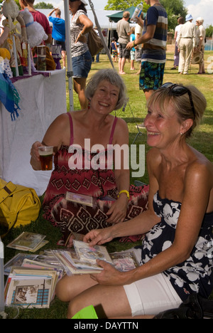 Rire à gogo à Worldham Fête du Village, Hampshire, Royaume-Uni. Dimanche 14 juillet 2013. Banque D'Images