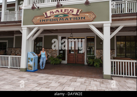 Une femme debout à l'extérieur de Brownwood Bureau des ventes dans les villages, en Floride, un village de retraités de 55 ans et au-dessus de la Floride centrale. Banque D'Images