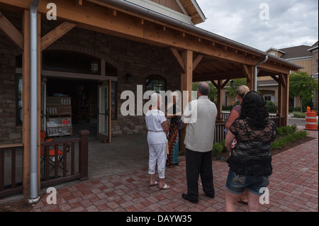 Les personnes qui demandent un travail à l'Organisation mondiale de la bière situé à Brownwood dans les villages, en Floride, USA une communauté de retraite. Banque D'Images