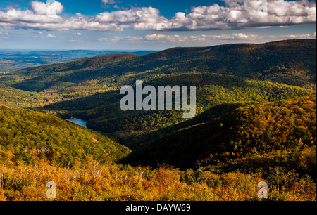 Au début de l'automne vue sur les Appalaches de Moormans donnent sur la rivière, le Parc National Shenandoah, en Virginie. Banque D'Images