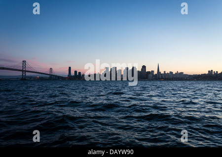 San Francisco Bay Bridge et lumières de la ville la nuit Banque D'Images