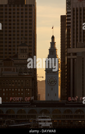 San Francisco Ferry Building au coucher du soleil Banque D'Images San Francisco Ferry Building au coucher du soleil Banque D'Images