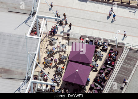 Une vue aérienne de diners/visiteurs à GUNWHARF QUAYS par le chantier naval historique, le port de Portsmouth, Hampshire, Angleterre. Banque D'Images