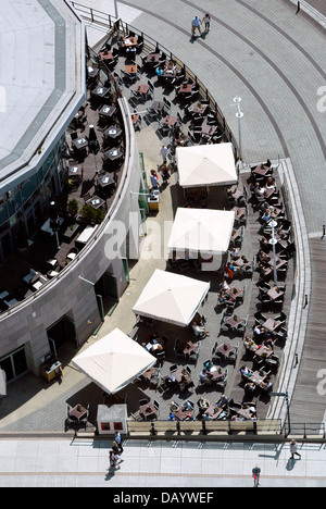 Une vue aérienne de diners/visiteurs à GUNWHARF QUAYS par le chantier naval historique, le port de Portsmouth, Hampshire, Angleterre. Banque D'Images