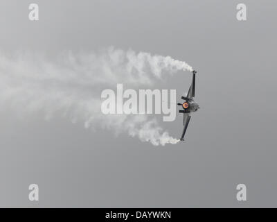 Fairford, UK. 20 juillet, 2013. Un F-16A Fighting Falcon de la composante aérienne belge à demonstaring RIAT 2013. L'Armée de l'air belge a été l'un des quatre premiers clients internationaux pour le F-16 Fighting Falcon. La Belgique a commandé un total de 160 F-16 en deux lots. L'attrition lourds et la restructuration des forces armées a réduit l'inventaire opérationnel pour 72 avions. Le reste des appareils ont été entreposés ou vendus (14 à la Jordanie par exemple). Bien que l'ensemble de l'inventaire se compose de F-16A et F-16B 72 modèles, tous les aéronefs opérationnels restants ont été mis à niveau de MLU standard. Banque D'Images