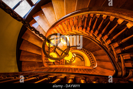 À un escalier en spirale vers le bas dans le Handley Bibliothèque, Winchester, Virginia. Banque D'Images