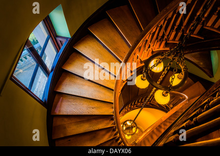 À un escalier en spirale vers le bas dans le Handley Bibliothèque, Winchester, Virginia. Banque D'Images
