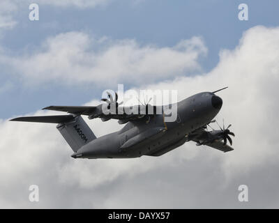 Fairford, UK. 20 juillet, 2013. A400M d'Airbus Military Transport Aircraft Atlas qui doit prochainement faire son entrée en service avec la RAF flying au Royal International Air Tattoo Banque D'Images