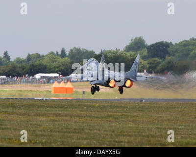 Fairford, UK. 20 juillet, 2013. Polish Airforce Mikoyan Mig-29 jet fighter avec son brillant de postcombustion car il décolle à l'Royal International Air Tattoo 2013 Banque D'Images