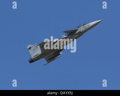 Fairford, UK. 20 juillet, 2013. Un Saab JAS 39 Gripen C-jet fighter exploités par l'armée de l'air suédoise battant au Royal International Air Tattoo Banque D'Images