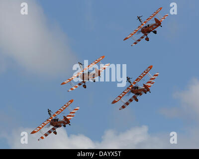 Fairford, UK. 20 juillet, 2013. Les quatre biplans Stearman Breitling de l'équipe de Wingwalking volant à la Royal International Air Tattoo 2013 Banque D'Images