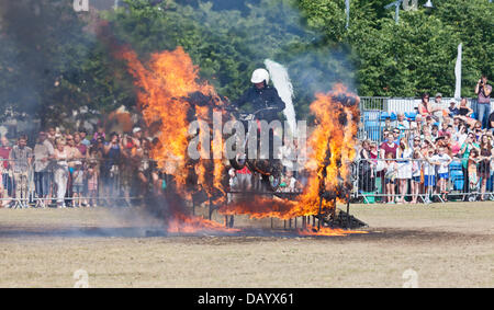 Glasgow, Ecosse, 21 juillet, 2013. Les membres de l'équipe Moto Signaux Royale, connue sous le nom de Casques blancs, effectuant à la Glasgow Show 2013 à Glasgow Green. L'équipe a commencé en 1927 ; les membres de l'équipe sont tous les soldats en service dans la Gendarmerie royale qui jouent sur leurs signaux 1970 750cc millénaire Triumph TR7V Tiger motorcycles autour du Royaume-uni entre avril et septembre. Banque D'Images