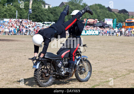 Glasgow, Ecosse, 21 juillet, 2013. Les membres de l'équipe Moto Signaux Royale, connue sous le nom de Casques blancs, effectuant à la Glasgow Show 2013 à Glasgow Green. L'équipe a commencé en 1927 ; les membres de l'équipe sont tous les soldats en service dans la Gendarmerie royale qui jouent sur leurs signaux 1970 750cc millénaire Triumph TR7V Tiger motorcycles autour du Royaume-uni entre avril et septembre. Banque D'Images