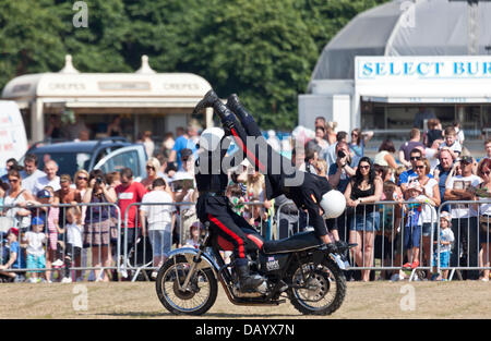 Glasgow, Ecosse, 21 juillet, 2013. Les membres de l'équipe Moto Signaux Royale, connue sous le nom de Casques blancs, effectuant à la Glasgow Show 2013 à Glasgow Green. L'équipe a commencé en 1927 ; les membres de l'équipe sont tous les soldats en service dans la Gendarmerie royale qui jouent sur leurs signaux 1970 750cc millénaire Triumph TR7V Tiger motorcycles autour du Royaume-uni entre avril et septembre. Banque D'Images