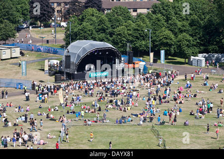 Glasgow, Ecosse, 21 juillet, 2013. Un portrait de personnes l'écoute d'une musique en direct dans la zone de la musique du spectacle 2013 Glasgow, Glasgow Green. Banque D'Images