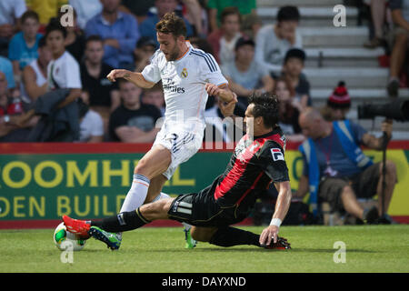 Bournemouth, Royaume-Uni. 21 juillet, 2013. Bournemouth AFC vs Real Madrid - Dimanche 21 juillet 2013. Bournemouth, Royaume-Uni. Charlie Daniels fait une tombe à attaquer sur Quini coulissante pour déjouer une attaque du Real Madrid sur l'aile droite durant la seconde moitié. Credit : MeonStock/Alamy Live News Banque D'Images