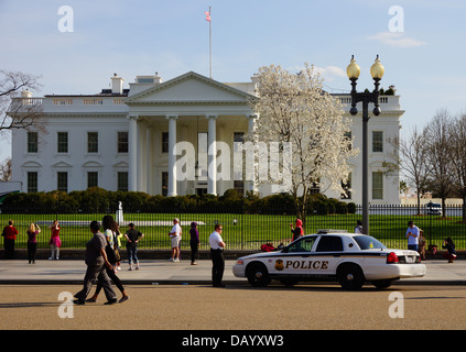 Voiture de police garée devant la Maison Blanche, Washington DC Banque D'Images