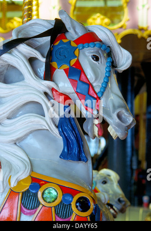 C'est l'un des 73 chevaux du carrousel créé pour un merry-go-round en 1911, à la station Beach Boardwalk amusement park à Santa Cruz, Californie, USA. Banque D'Images