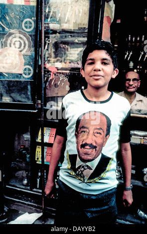 Un garçon égyptien affiche sa chemise avec un portrait d'Anouar El Sadate, le 3ème Président de l'Égypte, qui a été que 11 ans pays d'Afrique du Nord à partir de 1970. Banque D'Images