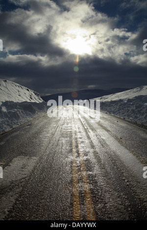 Sunstrike et route glacée sur la 'Pigroot" (State Highway 85) en hiver, Otago, île du Sud, Nouvelle-Zélande Banque D'Images