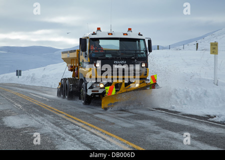 Chasse-neige sur le 'Pigroot" (State Highway 85) en hiver, Otago, île du Sud, Nouvelle-Zélande Banque D'Images