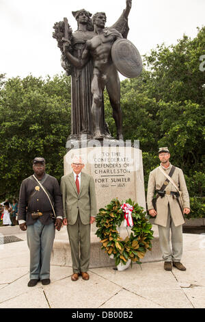 Charleston le maire Joe Riley lors d'une cérémonie dévoilant un mémorial en hommage à l'ensemble des 54e d'infanterie des volontaires du Massachusetts sur le 150e anniversaire de l'assaut sur la batterie Wagner le 21 juillet 2013 à Charleston, SC. La bataille oubliée dans le film 'gloire' a eu lieu à Charleston et a été la première grande bataille d'un régiment noir. Banque D'Images