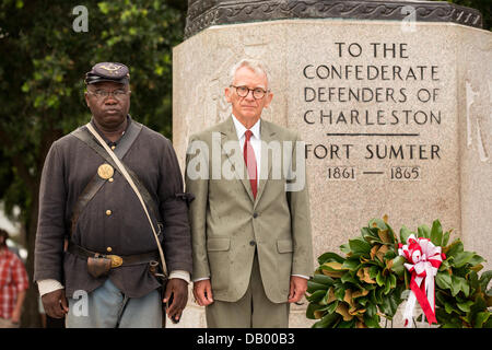 Charleston le maire Joe Riley lors d'une cérémonie dévoilant un mémorial en hommage à l'ensemble des 54e d'infanterie des volontaires du Massachusetts sur le 150e anniversaire de l'assaut sur la batterie Wagner le 21 juillet 2013 à Charleston, SC. La bataille oubliée dans le film 'gloire' a eu lieu à Charleston et a été la première grande bataille d'un régiment noir. Banque D'Images