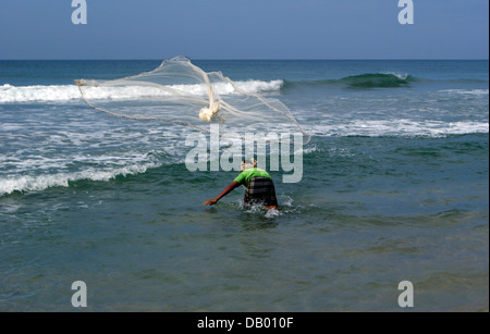 Filet de pêche pêcheur de pierres sur la mer d'Oman au Kerala Inde Banque D'Images