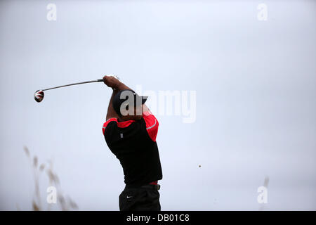 Gullane, East Lothian, en Ecosse. 21E , 2013. Tiger Woods (USA) Golf : Tiger Woods du United States tees off au 6ème trou au cours de la ronde finale de la 142e British Open Championship à Muirfield en Bouaye, East Lothian, Ecosse . Credit : Koji Aoki/AFLO SPORT/Alamy Live News Banque D'Images