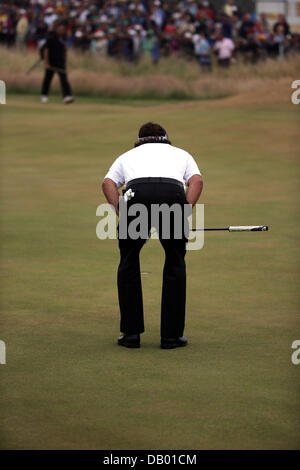 Gullane, East Lothian, en Ecosse. 21E , 2013. Phil Mickelson (USA) : Golf Phil Mickelson de United States s'aligne sur le 17e trou lors de la ronde finale du 142e British Open Championship à Muirfield en Bouaye, East Lothian, Ecosse . Credit : Koji Aoki/AFLO SPORT/Alamy Live News Banque D'Images