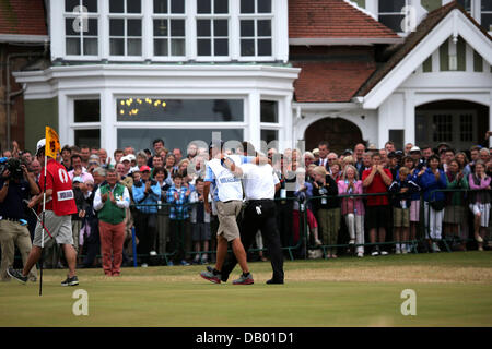 Gullane, East Lothian, en Ecosse. 21E , 2013. Phil Mickelson (USA) : Golf Phil Mickelson de United States (R) embrasse sa caddie, Jim 'Bones' Mackay, après avoir fait son birdie putt sur 18e trou lors de la ronde finale du 142e British Open Championship à Muirfield en Bouaye, East Lothian, Ecosse . Credit : Koji Aoki/AFLO SPORT/Alamy Live News Banque D'Images