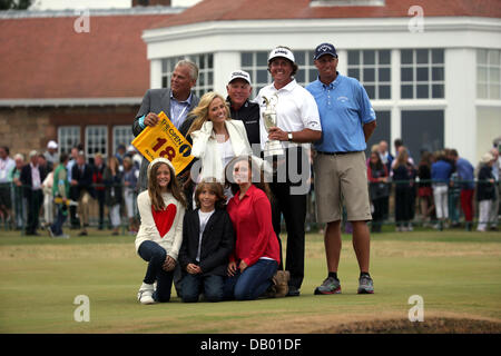 Gullane, East Lothian, en Ecosse. 21E , 2013. Phil Mickelson (USA) : Golf Phil Mickelson de United States célèbre tenant le trophée Claret Jug avec épouse Amy et enfants Evan, Amanda et Sophia, manager Steve Loy, entraîneur Butch Harmon et caddie Jim Mackay après la finale du 142e British Open Championship à Muirfield en Bouaye, East Lothian, Ecosse . Credit : Koji Aoki/AFLO SPORT/Alamy Live News Banque D'Images