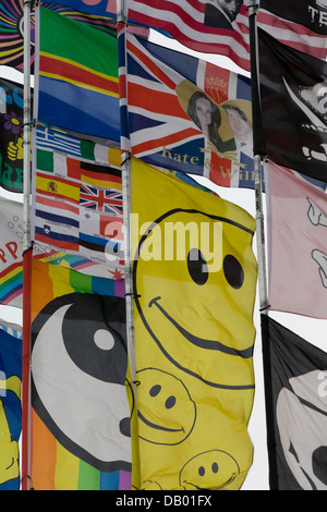 Assortiment de drapeaux flottants à un show ground en Angleterre Banque D'Images