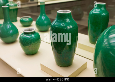 Vase de forme Meiping emaillé vert pomme, crackle porcelaine émaillée - Chine, dynastie Qing, xviiie siècle Banque D'Images