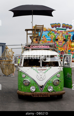 Le camping-car Volkswagen Bus/bus Hippy avec table, chaises et un parasol sur le toit Banque D'Images