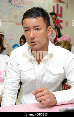 Tokyo, Japon. 21 juillet, 2013. Taro Yamamoto, un acteur et un militant antinucléaire, célèbre avec des partisans de Suginami de Tokyo, après avoir été élu à la Chambre haute race le 21 juillet 2013. Yamamoto, 38 ans, qui s'est présenté comme indépendant dans la circonscription de Tokyo, est connu pour ses activités anti-nucléaires à la suite de la crise nucléaire de Fukushima, 2011. Credit : AFLO/Alamy Live News Banque D'Images