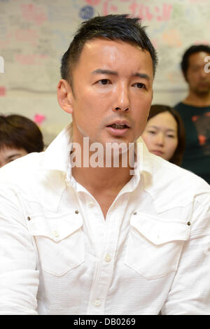 Tokyo, Japon. 21 juillet, 2013. Taro Yamamoto, un acteur et un militant antinucléaire, célèbre avec des partisans de Suginami de Tokyo, après avoir été élu à la Chambre haute race le 21 juillet 2013. Yamamoto, 38 ans, qui s'est présenté comme indépendant dans la circonscription de Tokyo, est connu pour ses activités anti-nucléaires à la suite de la crise nucléaire de Fukushima, 2011. Credit : AFLO/Alamy Live News Banque D'Images