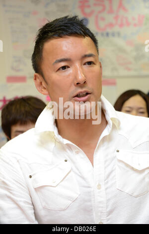 Tokyo, Japon. 21 juillet, 2013. Taro Yamamoto, un acteur et un militant antinucléaire, célèbre avec des partisans de Suginami de Tokyo, après avoir été élu à la Chambre haute race le 21 juillet 2013. Yamamoto, 38 ans, qui s'est présenté comme indépendant dans la circonscription de Tokyo, est connu pour ses activités anti-nucléaires à la suite de la crise nucléaire de Fukushima, 2011. Credit : AFLO/Alamy Live News Banque D'Images