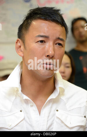 Tokyo, Japon. 21 juillet, 2013. Taro Yamamoto, un acteur et un militant antinucléaire, célèbre avec des partisans de Suginami de Tokyo, après avoir été élu à la Chambre haute race le 21 juillet 2013. Yamamoto, 38 ans, qui s'est présenté comme indépendant dans la circonscription de Tokyo, est connu pour ses activités anti-nucléaires à la suite de la crise nucléaire de Fukushima, 2011. Credit : AFLO/Alamy Live News Banque D'Images