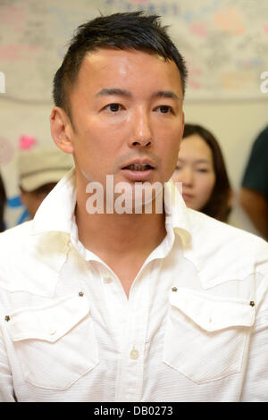 Tokyo, Japon. 21 juillet, 2013. Taro Yamamoto, un acteur et un militant antinucléaire, célèbre avec des partisans de Suginami de Tokyo, après avoir été élu à la Chambre haute race le 21 juillet 2013. Yamamoto, 38 ans, qui s'est présenté comme indépendant dans la circonscription de Tokyo, est connu pour ses activités anti-nucléaires à la suite de la crise nucléaire de Fukushima, 2011. Credit : AFLO/Alamy Live News Banque D'Images