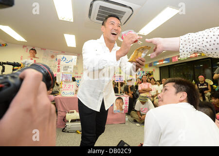 Tokyo, Japon. 21 juillet, 2013. Taro Yamamoto, un acteur et un militant antinucléaire, célèbre avec des partisans de Suginami de Tokyo, après avoir été élu à la Chambre haute race le 21 juillet 2013. Yamamoto, 38 ans, qui s'est présenté comme indépendant dans la circonscription de Tokyo, est connu pour ses activités anti-nucléaires à la suite de la crise nucléaire de Fukushima, 2011. Credit : AFLO/Alamy Live News Banque D'Images