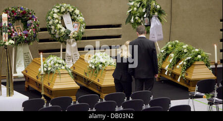 Les amis et la famille de ceux qui sont morts dans un accident d'autobus sur l'autoroute 14 assister à un service funèbre à Hopsten, Allemagne, 23 juin 2007. 13 membres d'un groupe de personnes âgées sont mortes dans l'accident près de Koennern. Le bus a été percuté par un camion. Photo : Rolf Vennenbernd Banque D'Images