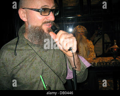 L'artiste russe Oleg Kulik photo réflexion avec son travail 'Tolstoï et les poulets' à Moscou, Russie, 26 juin 2007. La rétrospective "Oleg Kulik. Chronique. 1987 à 2007" affiche le travail contemporain de l'artiste russe jusqu'au 29 juillet dans les salles de la Maison Centrale des Artistes (CHA). Plus de 100 sculptures, photgraphical travaille, projections vidéos et installations de la Banque D'Images