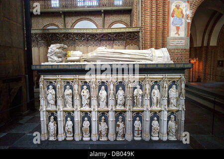 La photo montre un sarcophage en pierre richement orné à l'intérieur de la Cathédrale de Roskilde, Danemark, 23 mai 2007. La cathédrale a été déclaré Patrimoine Culturel de l'UNESCO en 1995. La construction a commencé en 1170 en style roman et a été poursuivi en style gothique à partir de 1200. 20 rois et reines 17 Danois sont ensevelis dans la cathédrale. Photo : Maurizio Gambarini Banque D'Images