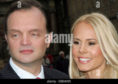 Alexander Prince zu Schaumburg-Lippe et son épouse la Princesse zu Schaumburg-Lippe Nadja Anna sourire dans Rinteln, Allemagne, 28 juin 2007. Alexander Prince zu Schaumburg-Lippe a épousé avocat Nadja Anna Zsoeks. C'est son second mariage. Photo : Peter Steffen Banque D'Images